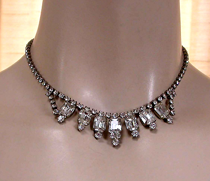 a beautiful vintage costume jewelry necklace unsigned