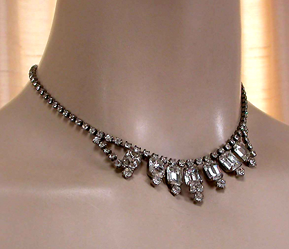 a beautiful vintage costume jewelry necklace unsigned