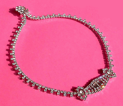 a beautiful vintage costume jewelry necklace unsigned