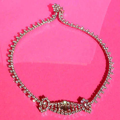 a beautiful vintage costume jewelry necklace unsigned