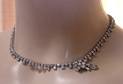a beautiful vintage costume jewelry necklace unsigned