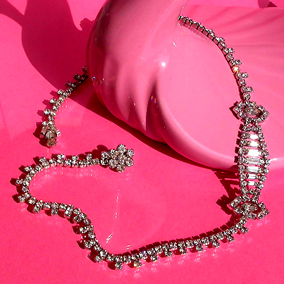 a beautiful vintage costume jewelry necklace unsigned