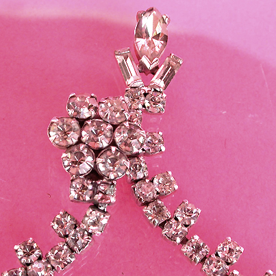 a beautiful vintage costume jewelry necklace unsigned