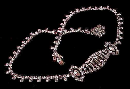 a beautiful vintage costume jewelry necklace unsigned