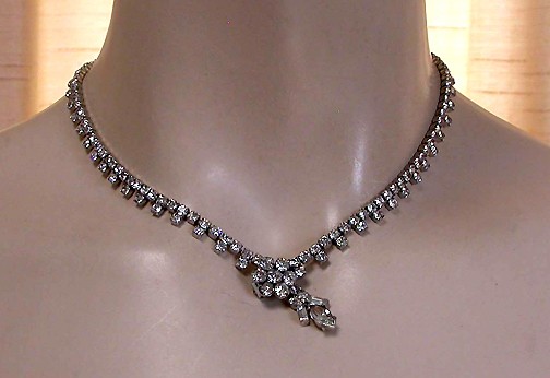 a beautiful vintage costume jewelry necklace unsigned