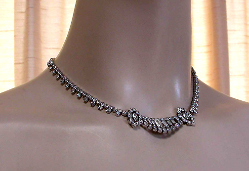 a beautiful vintage costume jewelry necklace unsigned