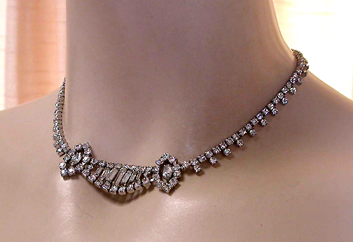 a beautiful vintage costume jewelry necklace unsigned