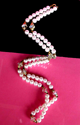 a beautiful vintage costume jewelry necklace unsigned
