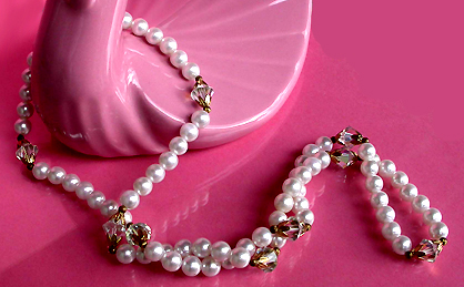 a beautiful vintage costume jewelry necklace unsigned