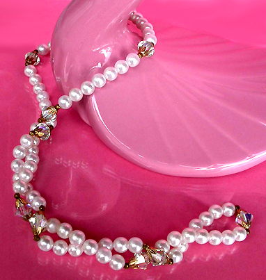 a beautiful vintage costume jewelry necklace unsigned