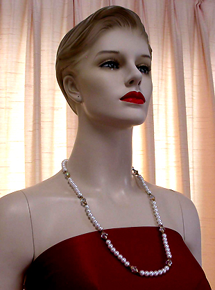 a beautiful vintage costume jewelry necklace unsigned