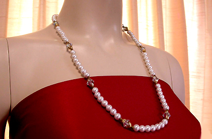 a beautiful vintage costume jewelry necklace unsigned