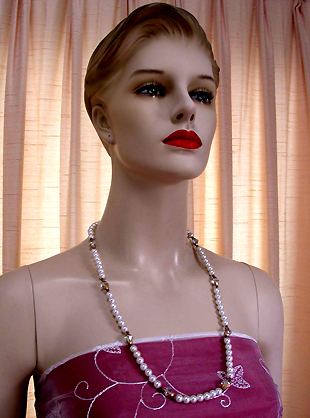 a beautiful vintage costume jewelry necklace unsigned