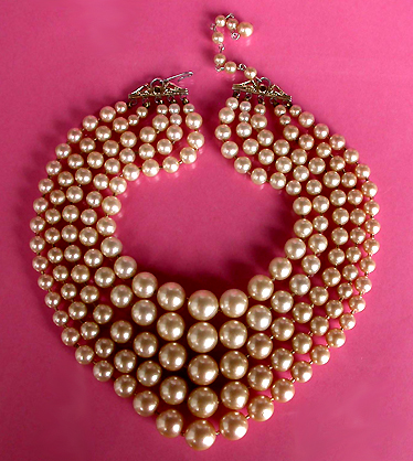 a beautiful vintage costume jewelry necklace unsigned