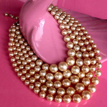 a beautiful vintage costume jewelry necklace unsigned