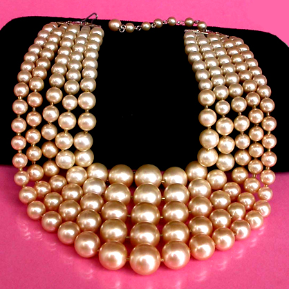a beautiful vintage costume jewelry necklace unsigned