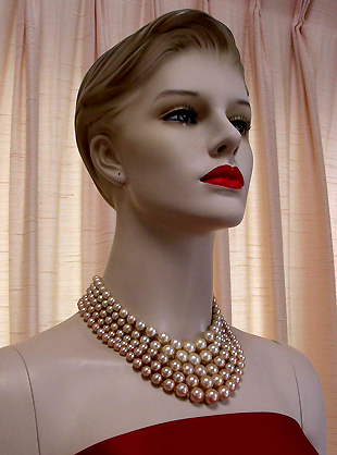 a beautiful vintage costume jewelry necklace unsigned