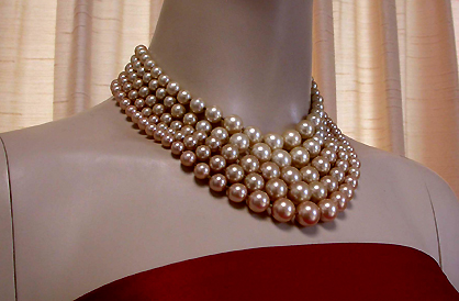 a beautiful vintage costume jewelry necklace unsigned