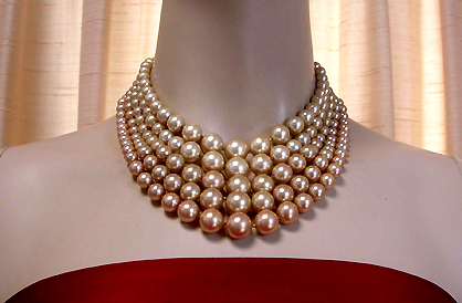 a beautiful vintage costume jewelry necklace unsigned