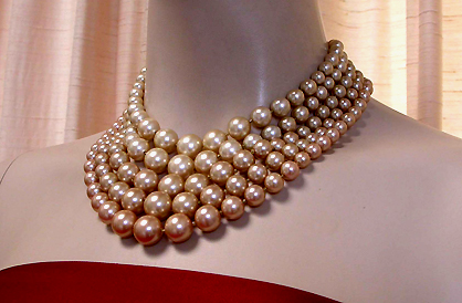 a beautiful vintage costume jewelry necklace unsigned