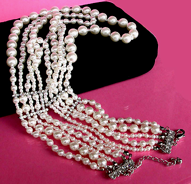 a beautiful vintage costume jewelry necklace unsigned