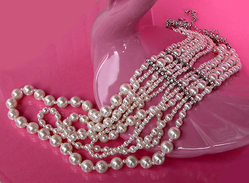 a beautiful vintage costume jewelry necklace unsigned
