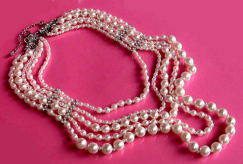 a beautiful vintage costume jewelry necklace unsigned