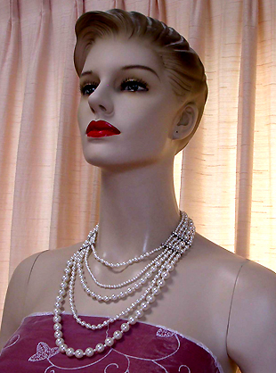 a beautiful vintage costume jewelry necklace unsigned