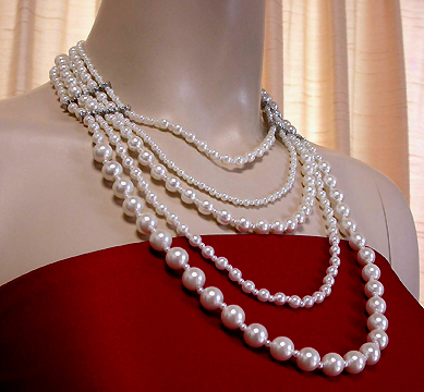 a beautiful vintage costume jewelry necklace unsigned