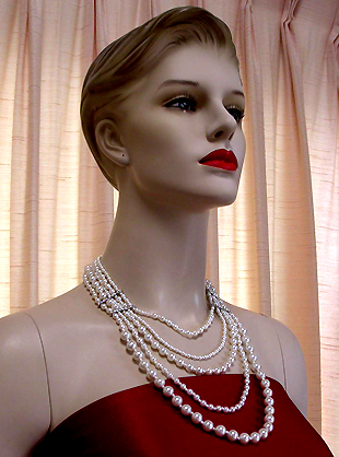 a beautiful vintage costume jewelry necklace unsigned
