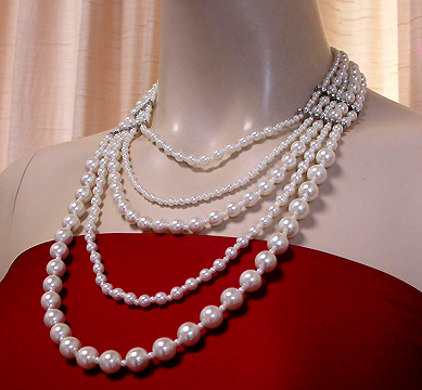 a beautiful vintage costume jewelry necklace unsigned