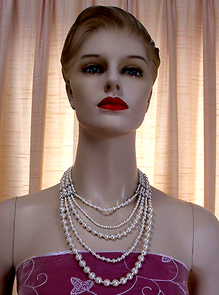 a beautiful vintage costume jewelry necklace unsigned