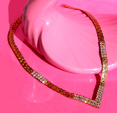 a beautiful vintage costume jewelry necklace unsigned