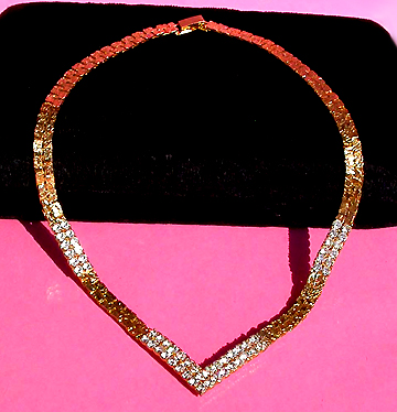 a beautiful vintage costume jewelry necklace unsigned