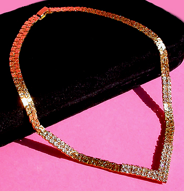 a beautiful vintage costume jewelry necklace unsigned
