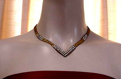 a beautiful vintage costume jewelry necklace unsigned