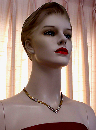 a beautiful vintage costume jewelry necklace unsigned