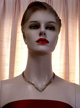 a beautiful vintage costume jewelry necklace unsigned
