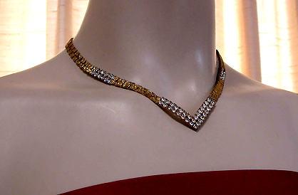 a beautiful vintage costume jewelry necklace unsigned