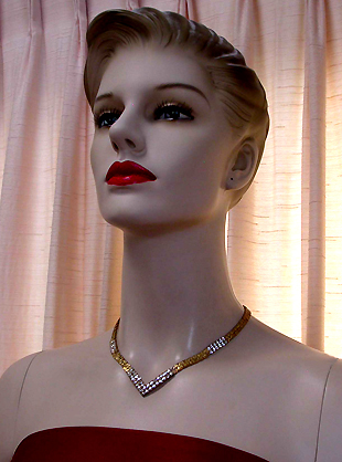 a beautiful vintage costume jewelry necklace unsigned