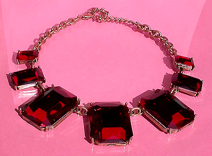 a beautiful vintage costume jewelry necklace unsigned
