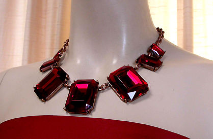 a beautiful vintage costume jewelry necklace unsigned