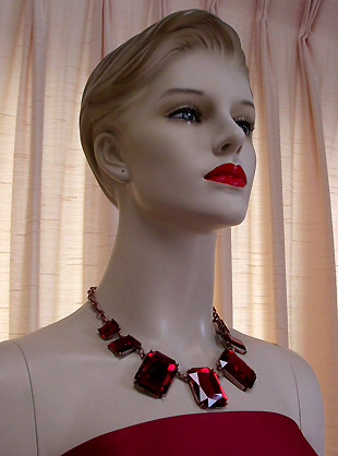 a beautiful vintage costume jewelry necklace unsigned