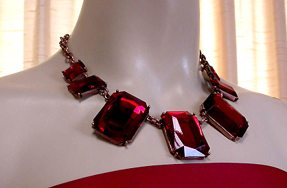 a beautiful vintage costume jewelry necklace unsigned