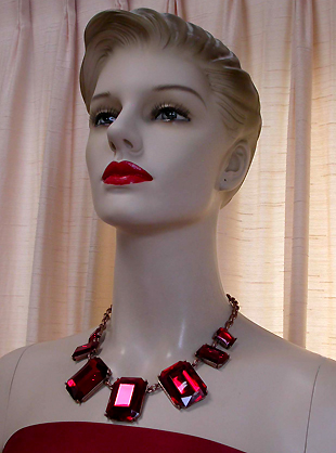 a beautiful vintage costume jewelry necklace unsigned