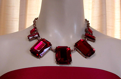 a beautiful vintage costume jewelry necklace unsigned