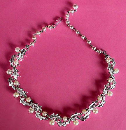 a beautiful vintage costume jewelry necklace unsigned