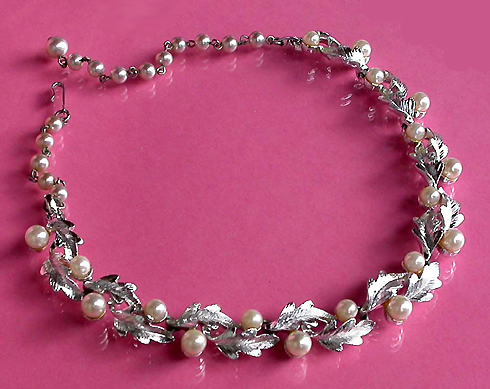 a beautiful vintage costume jewelry necklace unsigned