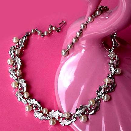 a beautiful vintage costume jewelry necklace unsigned