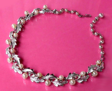 a beautiful vintage costume jewelry necklace unsigned